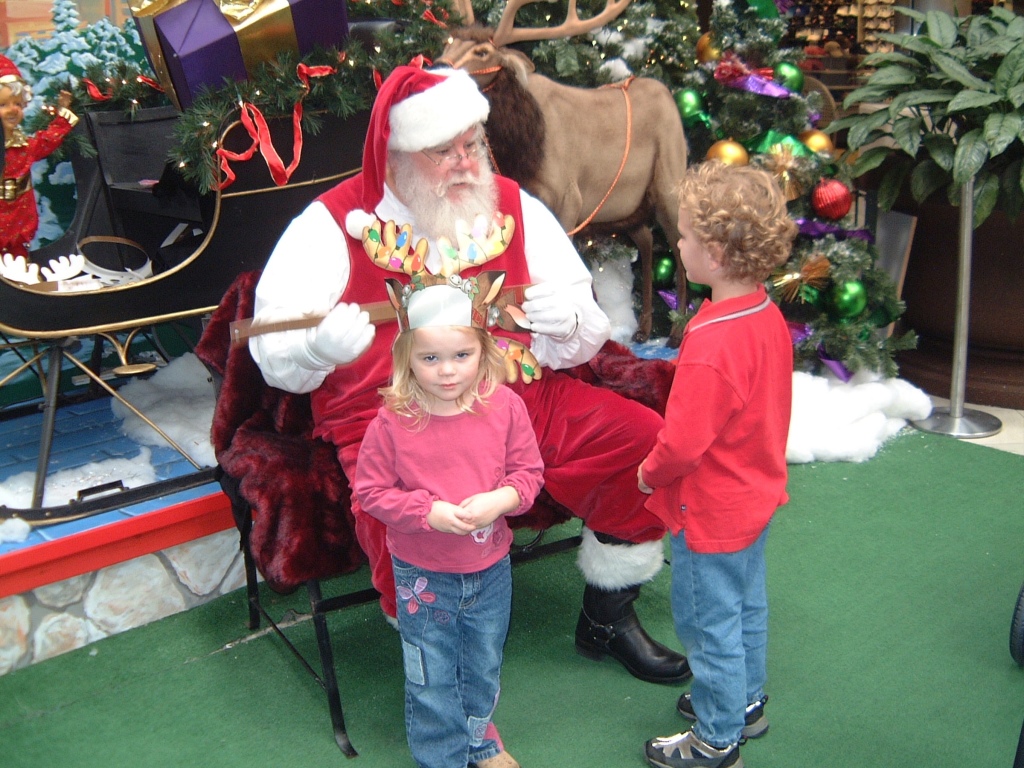 Hildebrand Christmas ScreenSaver/1024x768_2004-12-01 Vale Kyla Mall 16.jpg